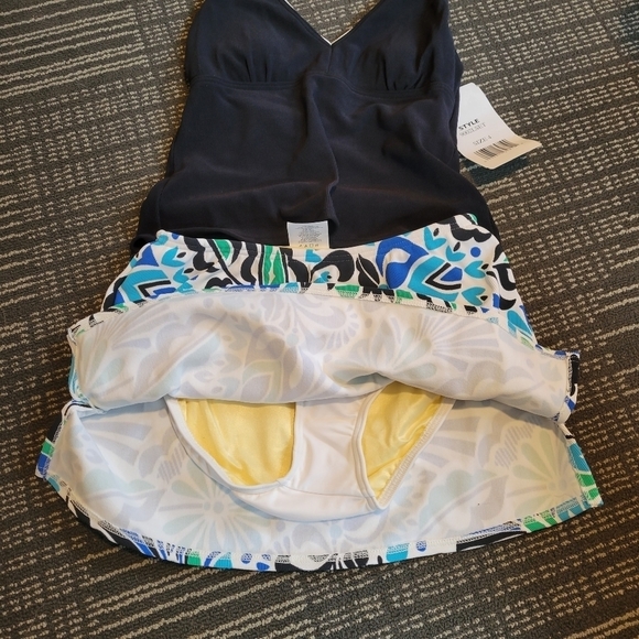 2-PIECE Penbrooke swimsuit in size 4 NWT (VBS) - Picture 3 of 5